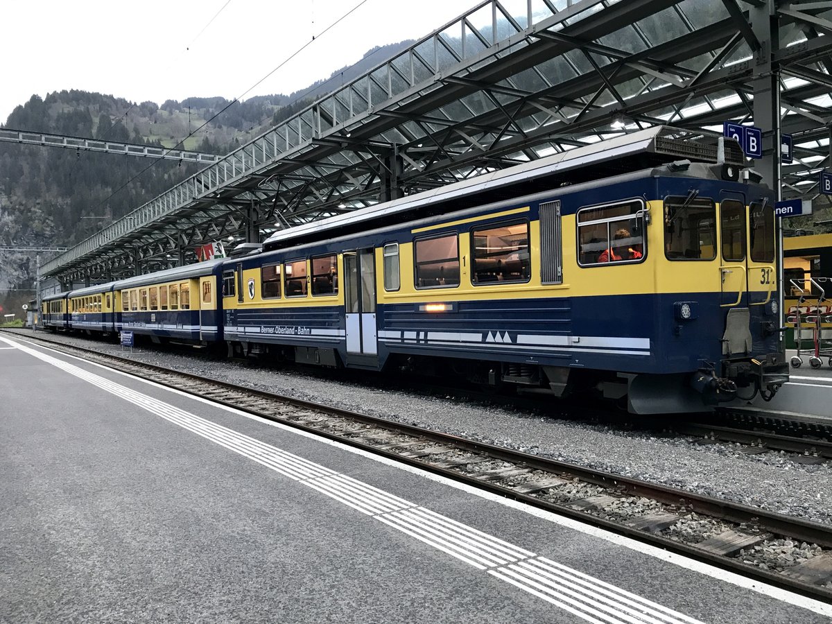 ABeh II 312  Interlaken  nach der Ankunft in Lauterbrunnen am 3.5.17, am Abend verkehrt dieser Zug ohne Gelenksteuerwagen.
