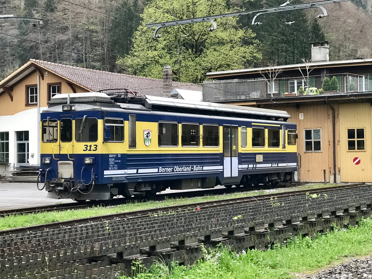 ABeh II 4/4 313  Lauterbrunnen  am 17.4.17 Solo hinter dem Bhf Zweilütschinen abgestellt.