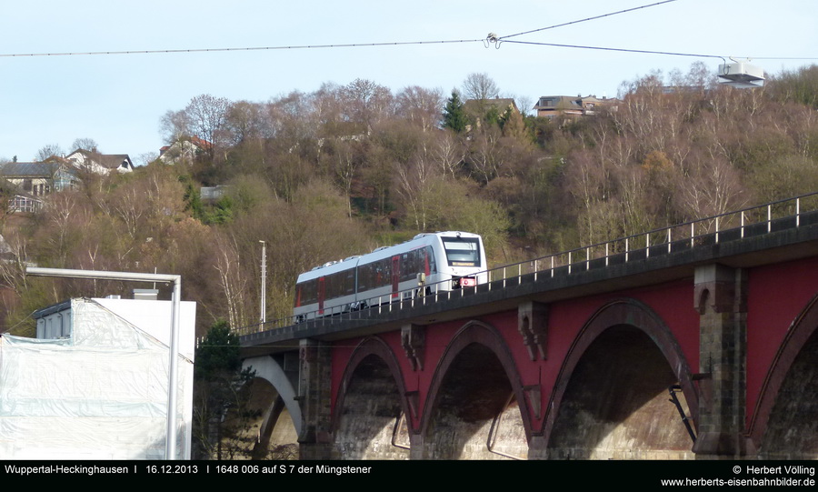 Abellio 1648 006 (VT 11 006) am 16.12.2013 auf dem Viadukt an der Lenneper Straße in Wuppertal-Heckinghausen.
Dank Abriss eines Firmengebäude ist dieses Viadukt zur Zeit Fotografierbar.