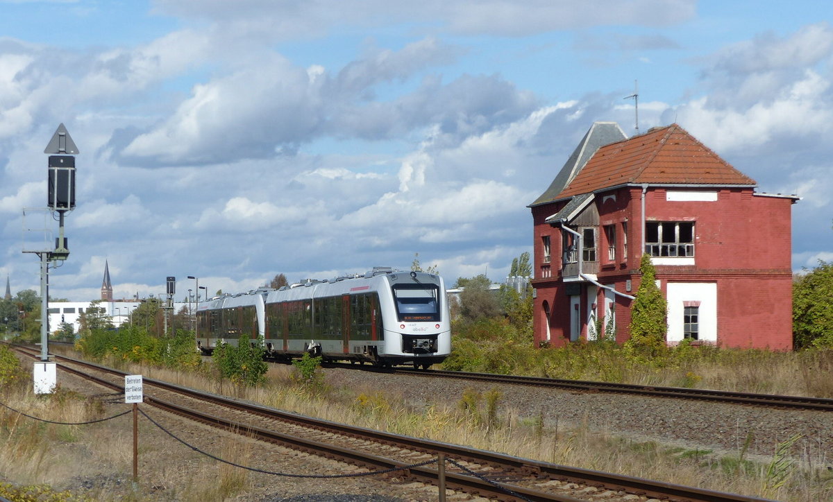 abellio 1648 404 + 1648 927 als RE 80548 von Erfurt Hbf nach Magdeburg Hbf, am 28.09.2019 in Staßfurt-Leopoldshall. (Vom abgegrenzten TBw aus fotografiert.)
