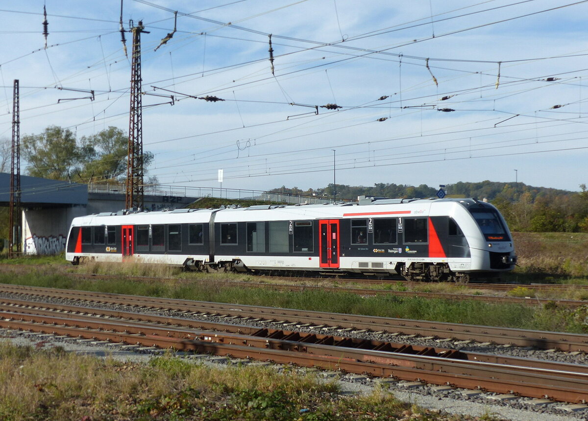 abellio 1648 435-3 als RB 80557 von Karsdorf nach Naumburg Ost, am 25.10.2021 in Naumburg (S) Hbf.