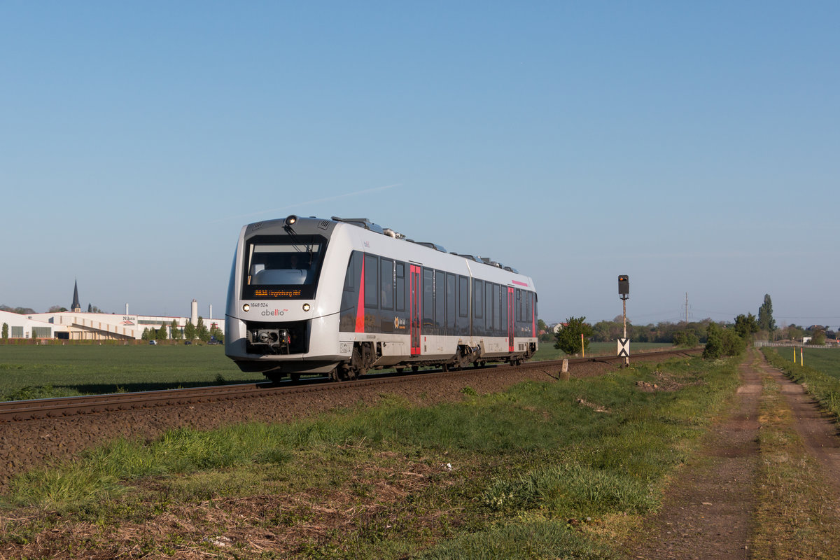 Abellio 1648 924 als Regionalbahn nach Magdeburg. Fotografiert am 30.04.2019 zwischen Groß Ammensleben und Meitzendorf. 