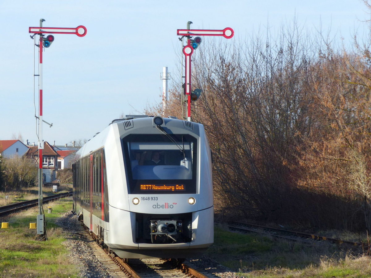 abellio 1648 933 als RB 80579 von Wangen (U) nach Naumburg (S) Ost, am 27.12.2018 bei der Einfahrt in Laucha (U). Seit dem Fahrplanwechsel verkehren auf der Unstrutbahn diese Triebwagen vom neuen Betreiber Abellio Rail Mitteldeutschland. Wegen Personalmangel hat dieser ab 02.01. bis 08.02.2019 den Zugverkehr auf der Unstrutbahn schon wieder eingestellt. Ein Schienenersatzverkehr mit Bussen ist eingerichtet...