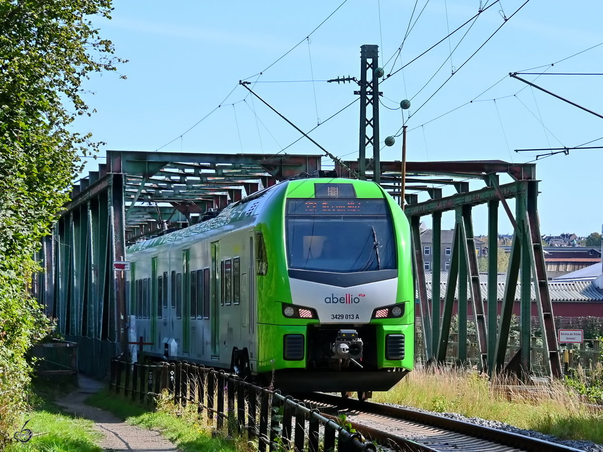 Abellio 3429 013 A war Mitte September 2020 als S3 auf der Eisenbahnbrücke in Hattingen unterwegs.