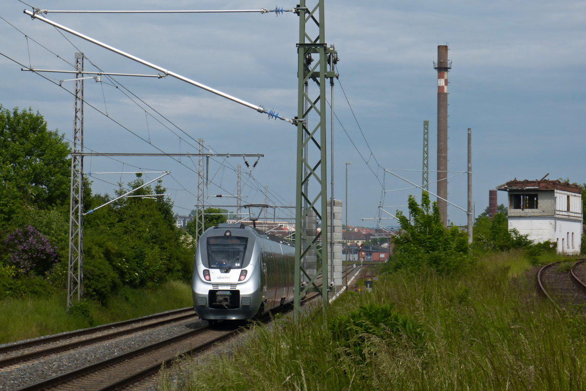 Abellio 442 601 fährt von Westen in den Bahnhof Nordhausen ein. Rechts das sich im Abriß befindliche Stellwerk. 27.05.2016
