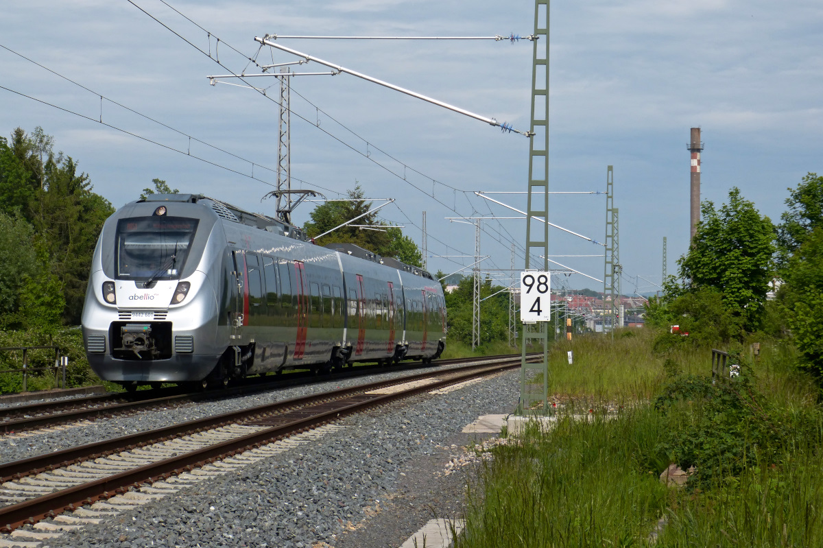 Abellio 442 601 mit RB nach Heiligenstadt. 3 Jahren vorher hat die Situation noch so ausgesehen: http://www.bahnbilder.de/bild/deutschland~e-loks~br-143/794107/143-169-1-verlaesst-mit-regionalbahn-den.html andere Fahrzeuge und ein ausgebautes Gleis. Nordhausen 27.05.2016