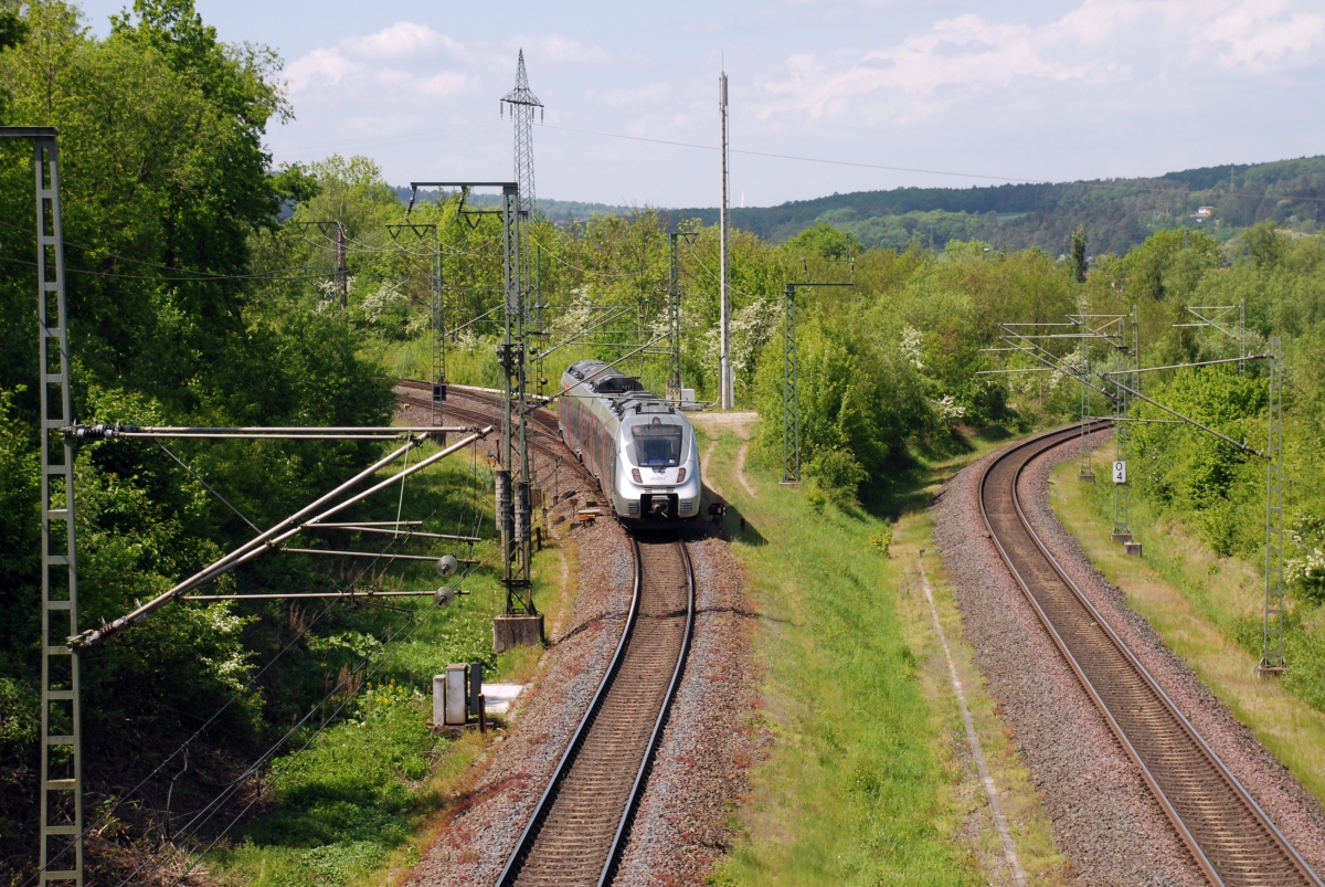 Abellio 442 602 am 9.5.2018 in der 1990 wiederaufgebauten östlichen Einfahrt von Eichenberg. Rechts die 1997 neu gebaute und im Mai 1998 in Betrieb genommene Kurve in Richtung Friedland - Göttingen.