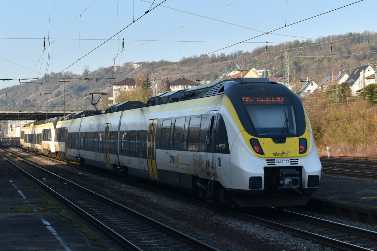 Abellio 8442 105 als RE10a, verlässt Neckarelz nach Mannheim auf Gleis 2 am Nachmittag des 21.1.2020