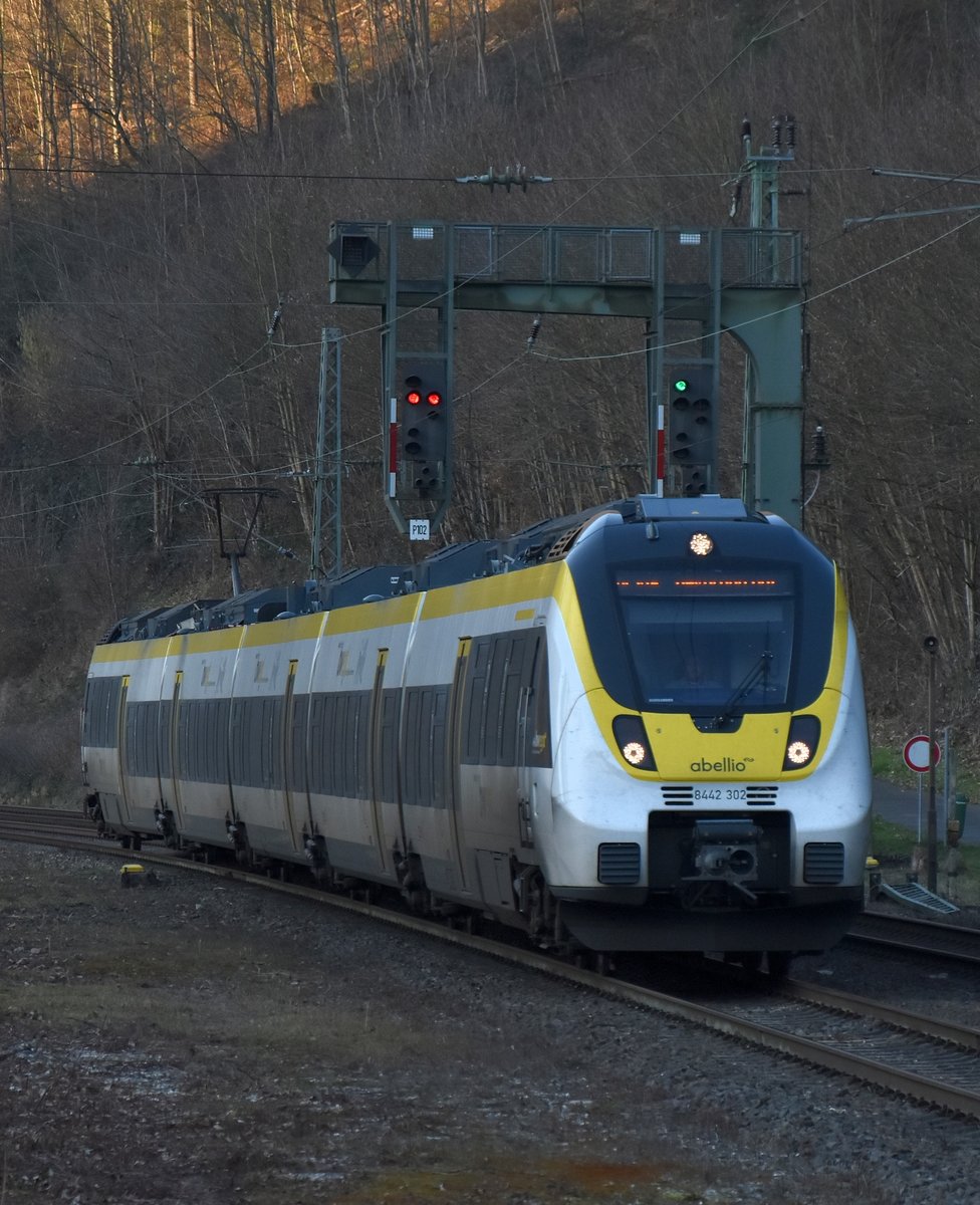 Abellio 8442 302 als RE10a nach Heilbronn Hbf bei der Durchfahrt in Zwingenberg Neckar am Abend des 6.2.2020