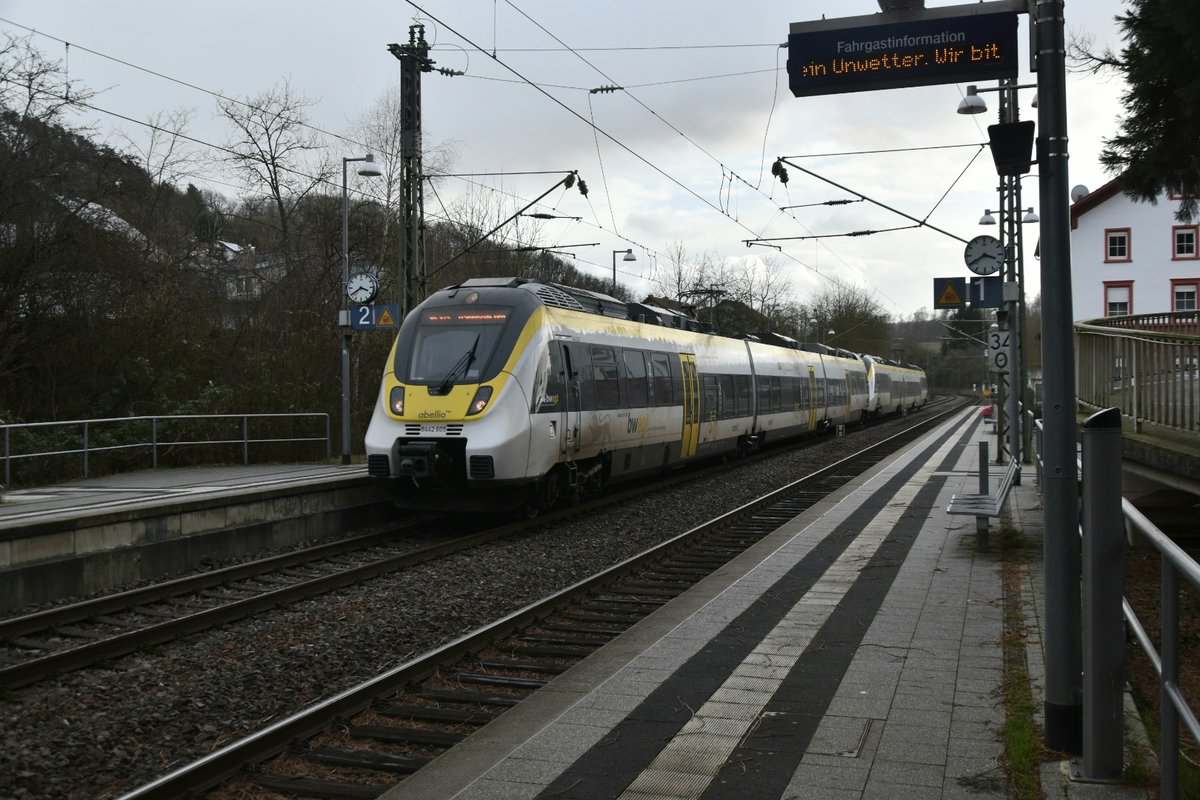 Abellio 8442 805 und 442 601 (beides dreiteilige Züge) kommen am stürmischen Montag den 10.2.2020 durch Neckargerach gen Mannheim als RE 10a gefahren.