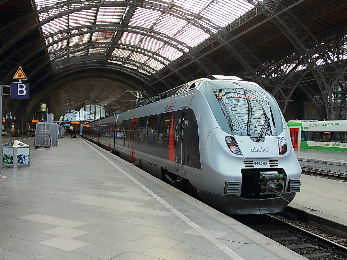 Abellio 9 442 801 und eine weitere 9 442er stehen am 11. März 2017 im Hauptbahnhof von Leipzig  als EB 80857  nach Saalfeld (Saale) bereit.

