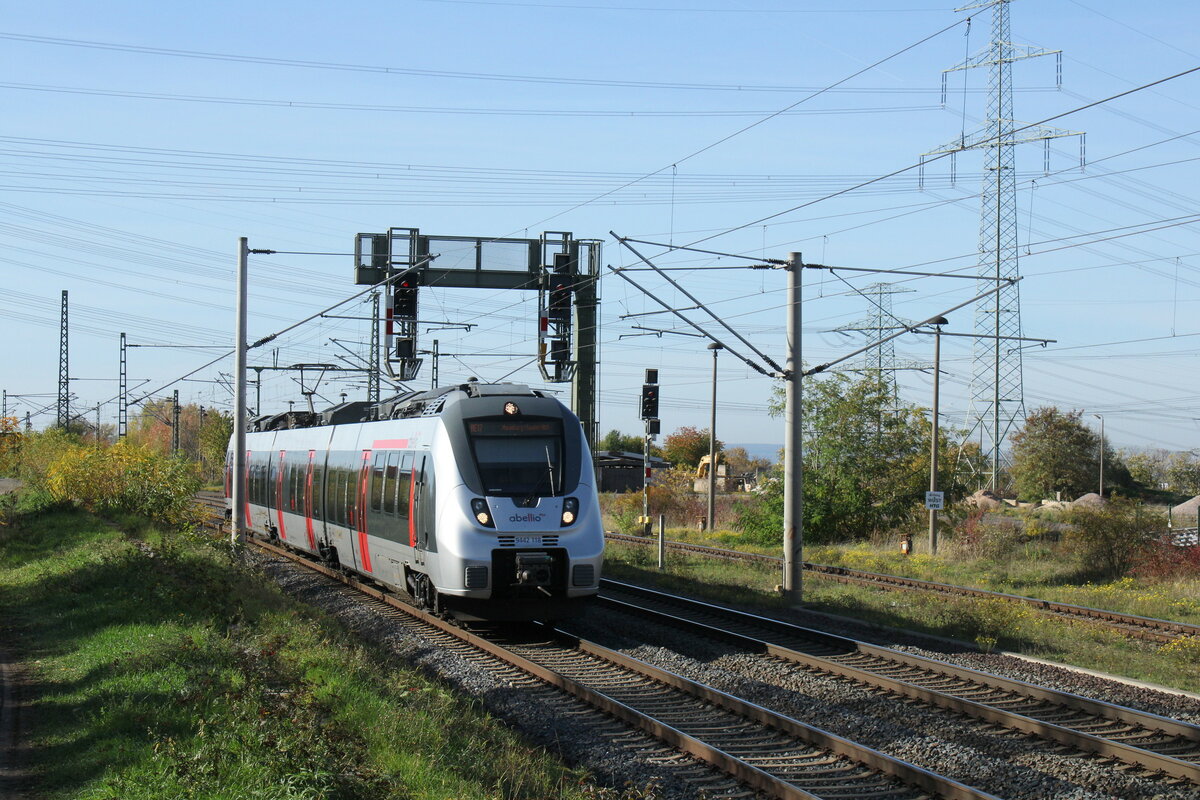 abellio 9442 118 als RE 74525 von Erfurt Hbf nach Naumburg (S) Hbf, am 27.10.2022 in Vieselbach.