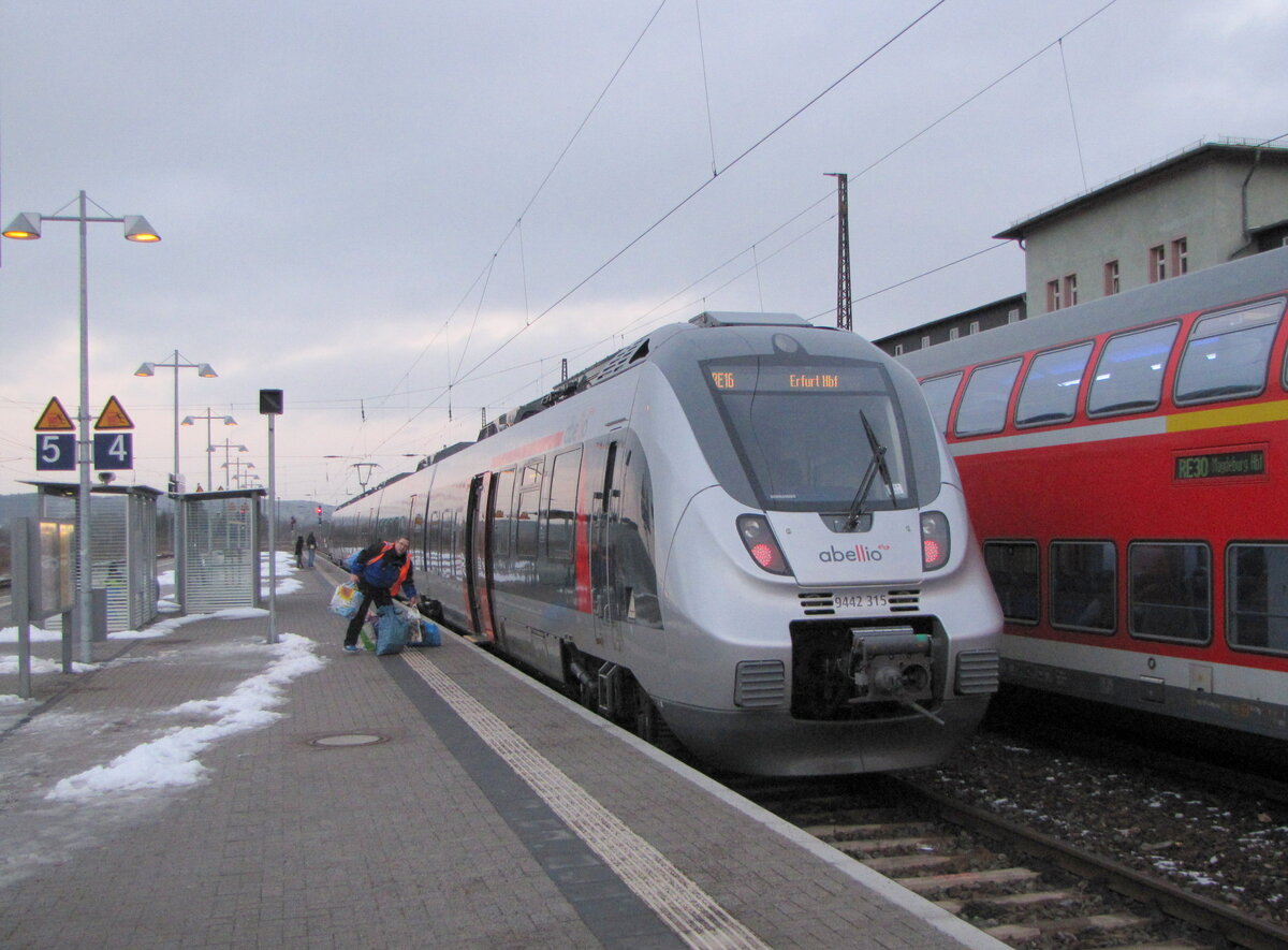 abellio 9442 315 als RE 74060 nach Erfurt Hbf, am 23.01.2016 in Naumburg (S) Hbf.