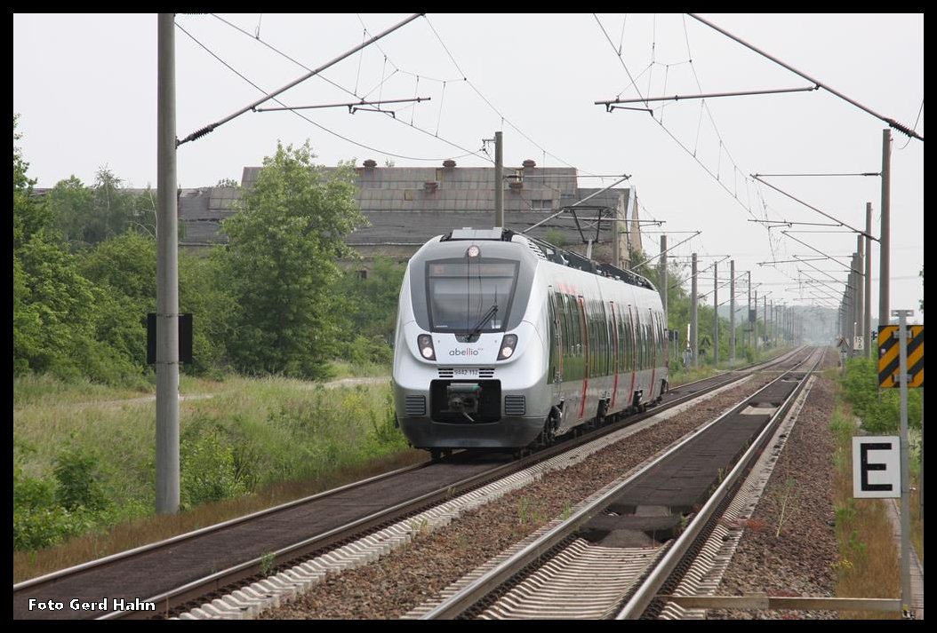 Abellio 9442112 erreicht hier am 26.5.2016 auf dem Weg nach Kassel Wilhelmshöhe den Haltepunkt Hohenthurm.