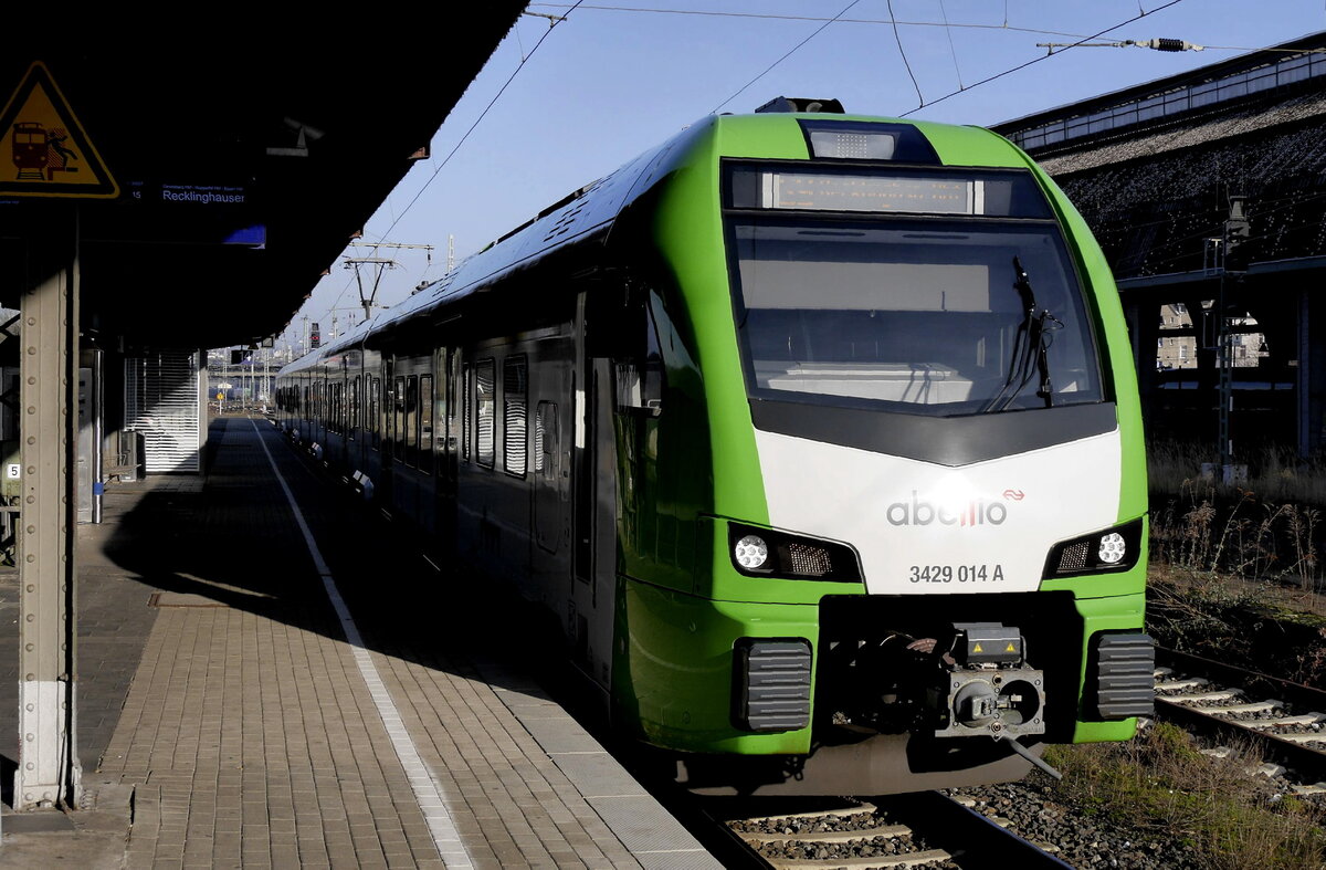 Abellio-Abschied zum vierten: 3429 014 in Hagen Hbf, 13.1.22. Die Front wird demnächst ein Keks zieren. Die mit FLIRT 3XL bedienten Abellio-Linien S 3, S 9 und RE 49 gehen im Rahmen der Neuvergabe zum 1.2.22 an DB-Regio.