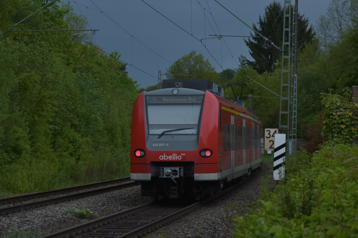 Abellio Ersatzzug 425 557 im Nachschuß bei der Durchfahrt in Neckargerach gen Heilbronn fahrend am 17.5.2021
An dem Tag herrschte eine sehr spannende Wetterstimmung.