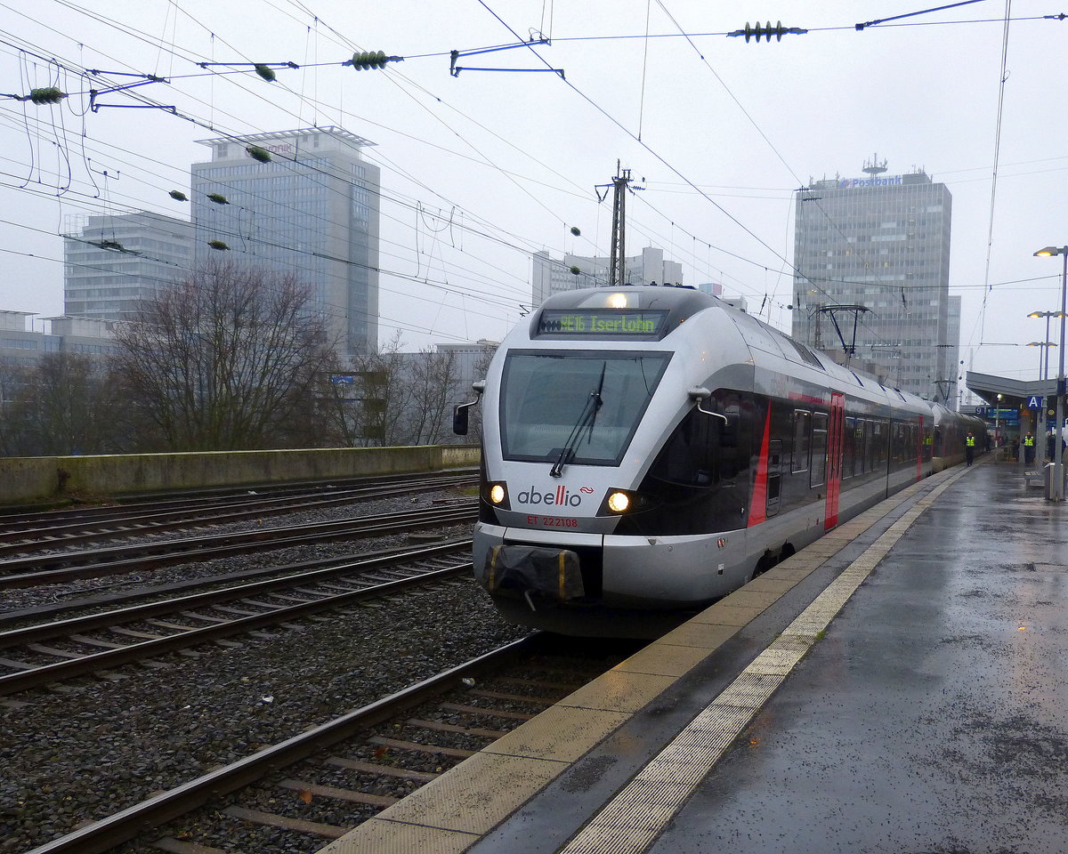 Abellio ET 22 2108 fährt als RE16 von Essen-Hbf nach Iserlohn  und steht abfahrbreit in Essen-Hbf.
Aufgenommen vom Bahnsteig 9 von Essen-Hbf.
Bei Regenwetter am Nasskalten Nachmittag vom 10.2.2018.