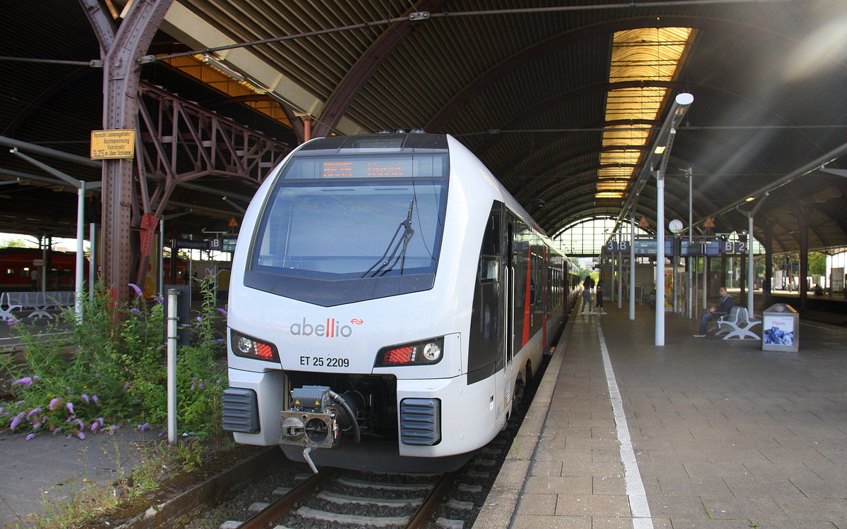 abellio ET 25 2209 als RB35 von Mönchengladbach-Hbf nach Wesel und steht im Mönchengladbacher-Hbf.
Aufgenommen vom Bahnsteig in  Mönchengladbach-Hbf.
Bei Sommerwetter am Nachmittag vom 26.7.2017.