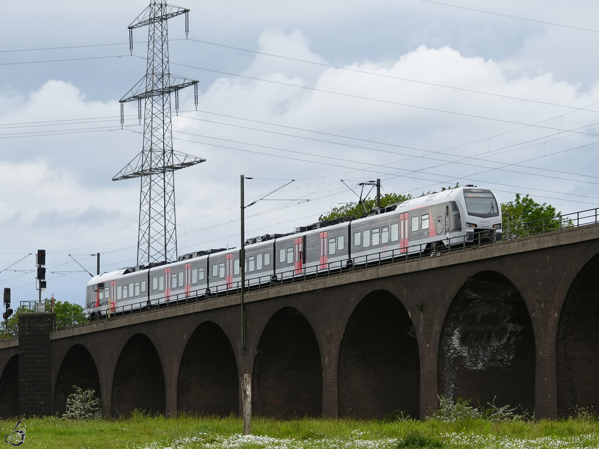 Abellio ET 25 2214 befährt Anfang Mai 2021 die Hochfelder Eisenbahnbrücke in Duisburg.