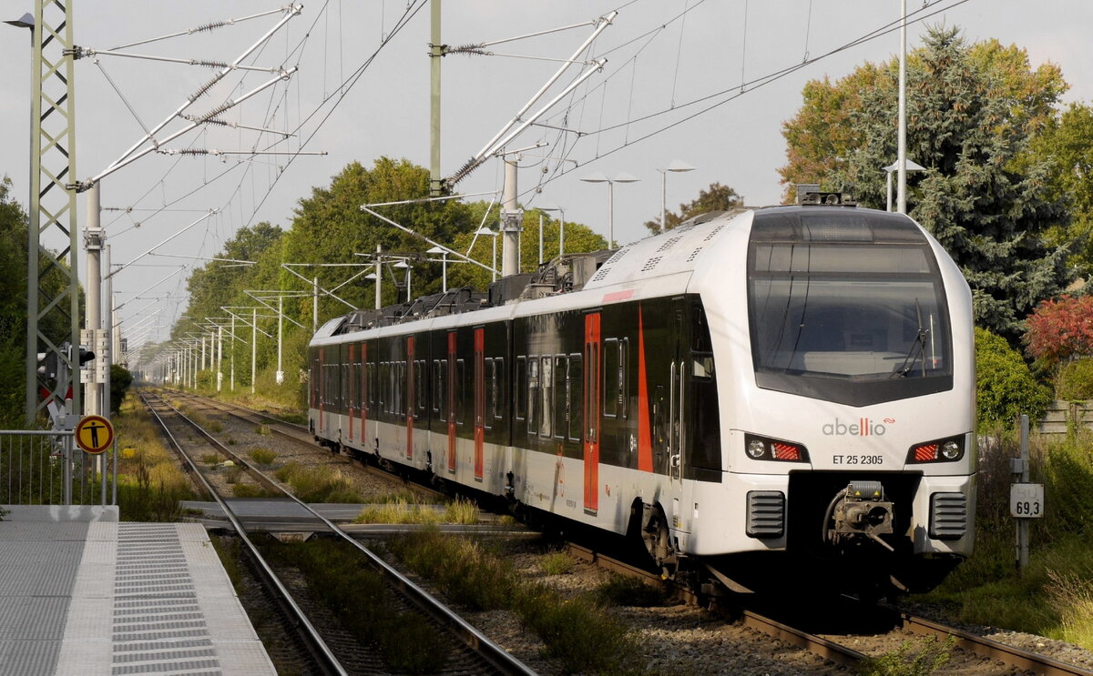 Abellio-ET 25 2305 (2429 005) am 8.10.21 in Emmerich-Elten. An dieser Stelle geht die deutsche in die niederländische Oberleitung über (zu erkennen an der dichteren Aufhängung).