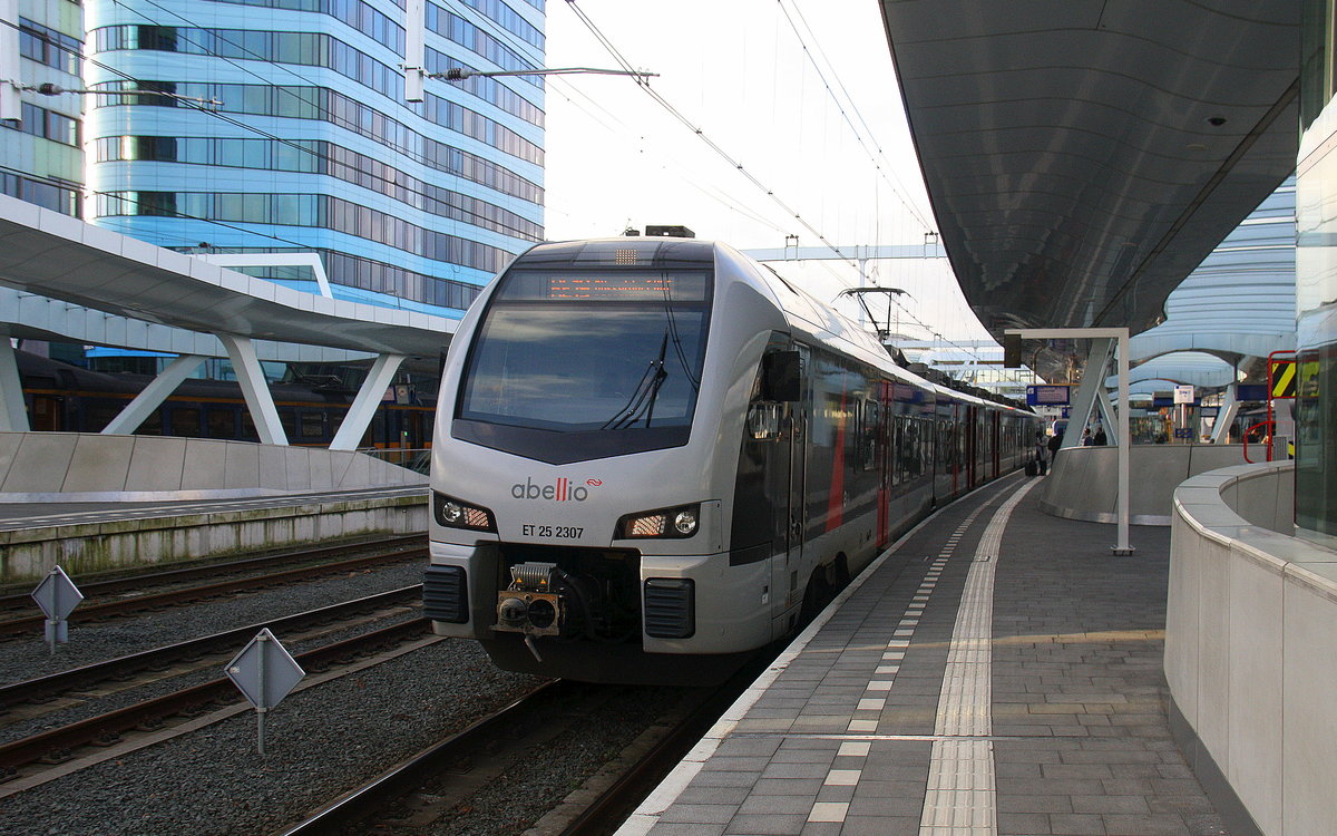 Abellio ET 25 2307 als RE19 von Arnhem-Centraal(NL) nach Düsseldorf-Hbf steht in Arnhem- Centraal(NL).
Aufgenommen von Bahnsteig 6b in Arnhem-Centraal(NL).
Bei Sonne und Wolken am Nachmittag vom 26.12.2017. 