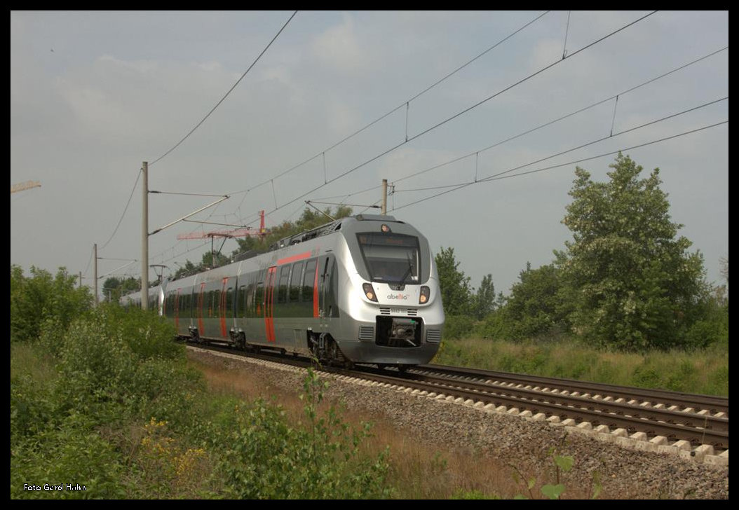 Abellio ET 9442107 nach Bitterfeld verläßt hier am 25.5.2016 den Haltepunkt Hohenthurm. 