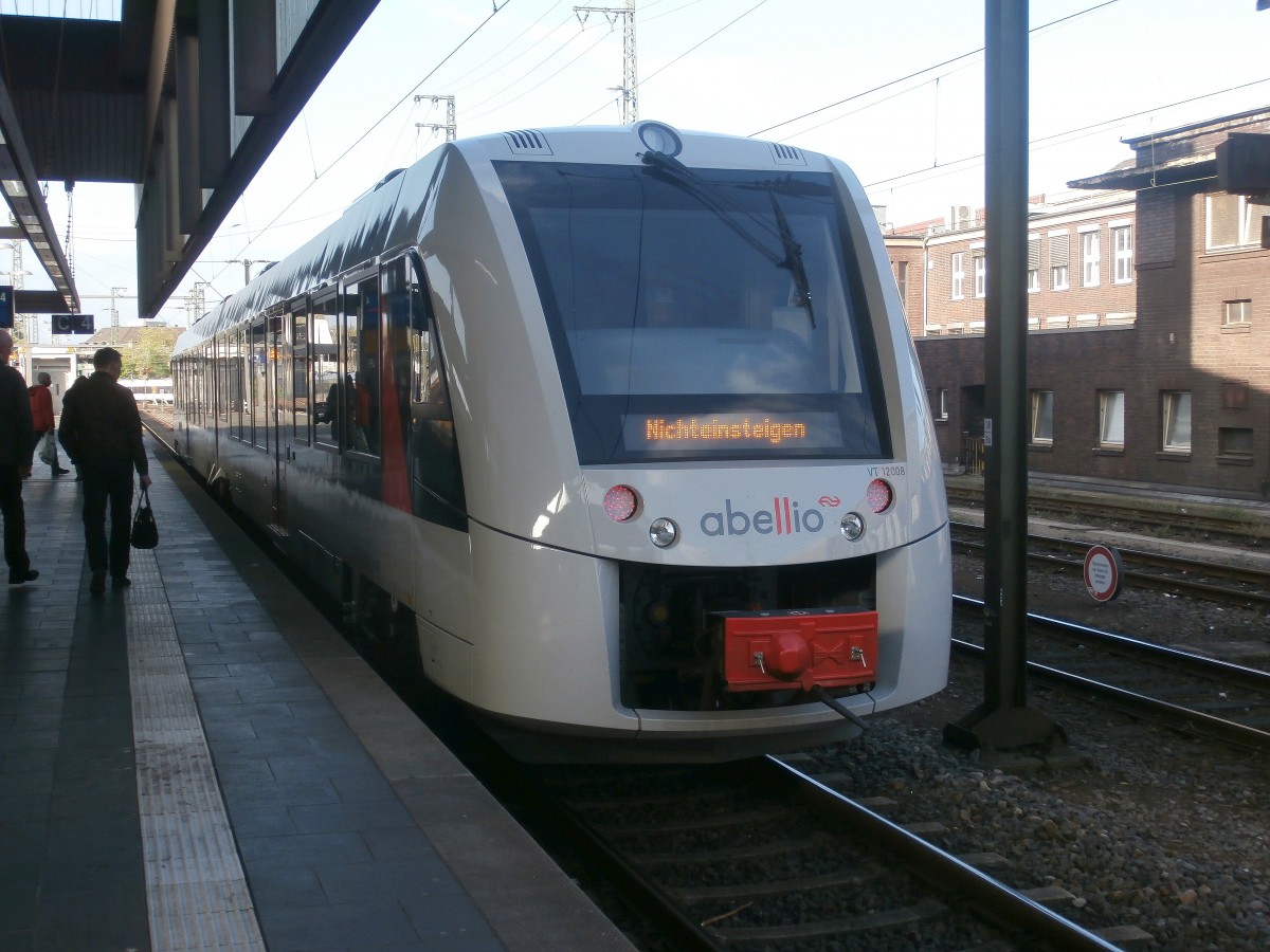 Abellio Rail VT 12008 stand am Morgen des 14 April 2014 im Düsseldorfer HBF auf Gleis 4 und zog auch einige Blicke auf sich. Heute verkehrt sie als S7 zwischen Düsseldorf und Wuppertal-Oberbarmen 

Düsseldorf HBF 14.04.2014