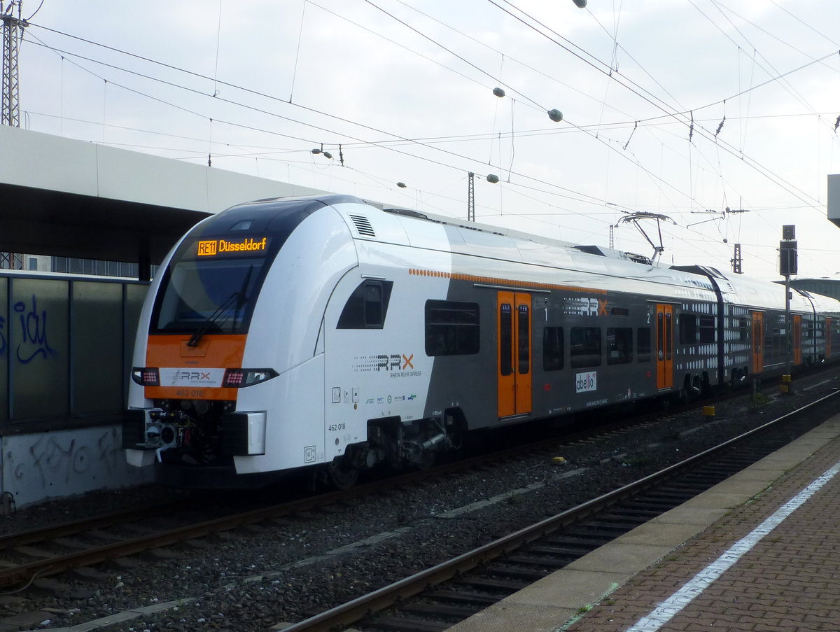 Abellio RRX 462 018, bei dem weiße Aufkleber mit dem abellio Logo über das noch minimal sichtbare national express Logo geklebt worden sind, fuhr am 14.4.19 als RE11(RRX)nach Düsseldorf Hbf in den Duisburger Hauptbahnhof, zusammen mit 462 014, ein.