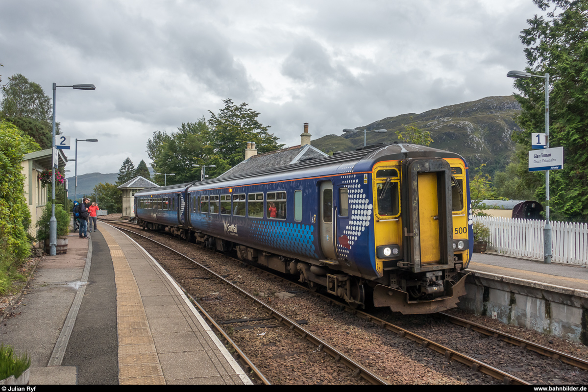 Abellio ScotRail 156 500 erreicht am 25. August 2017 den Bahnhof Glenfinnan.