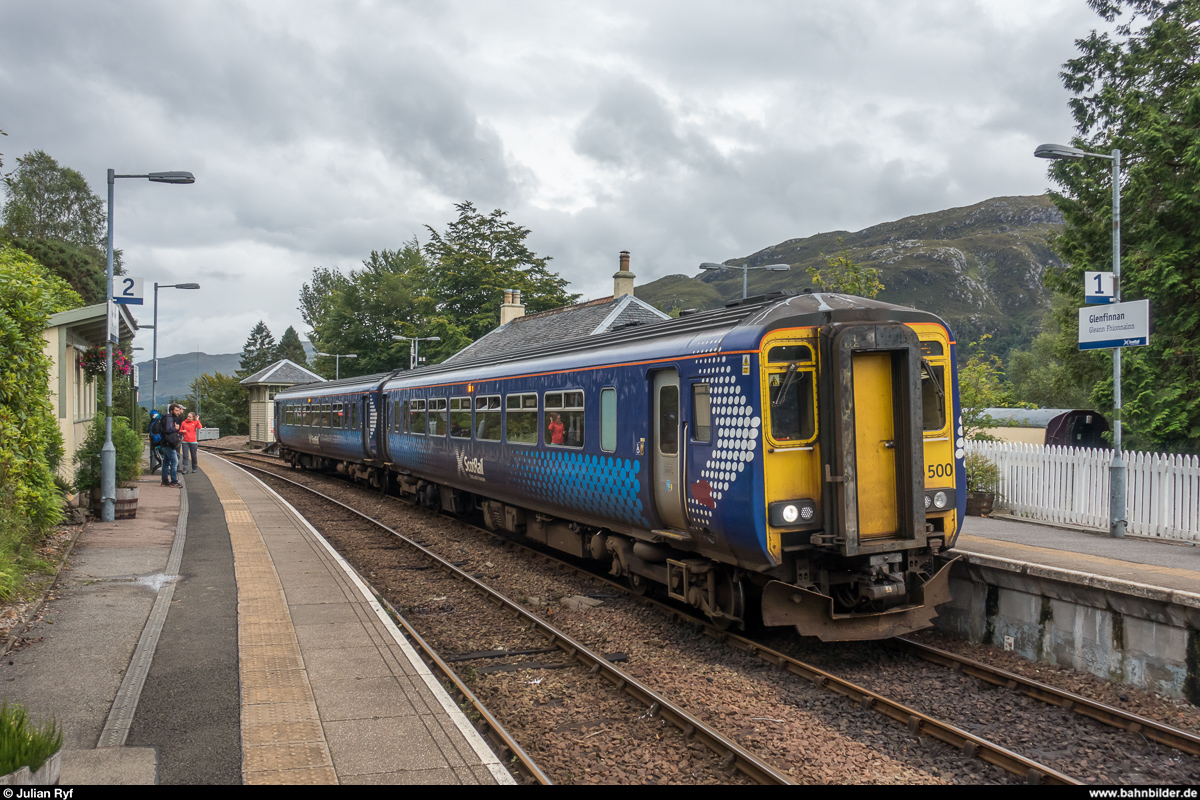 Abellio ScotRail 156 500 erreicht am 25. August 2017 den Bahnhof Glenfinnan.