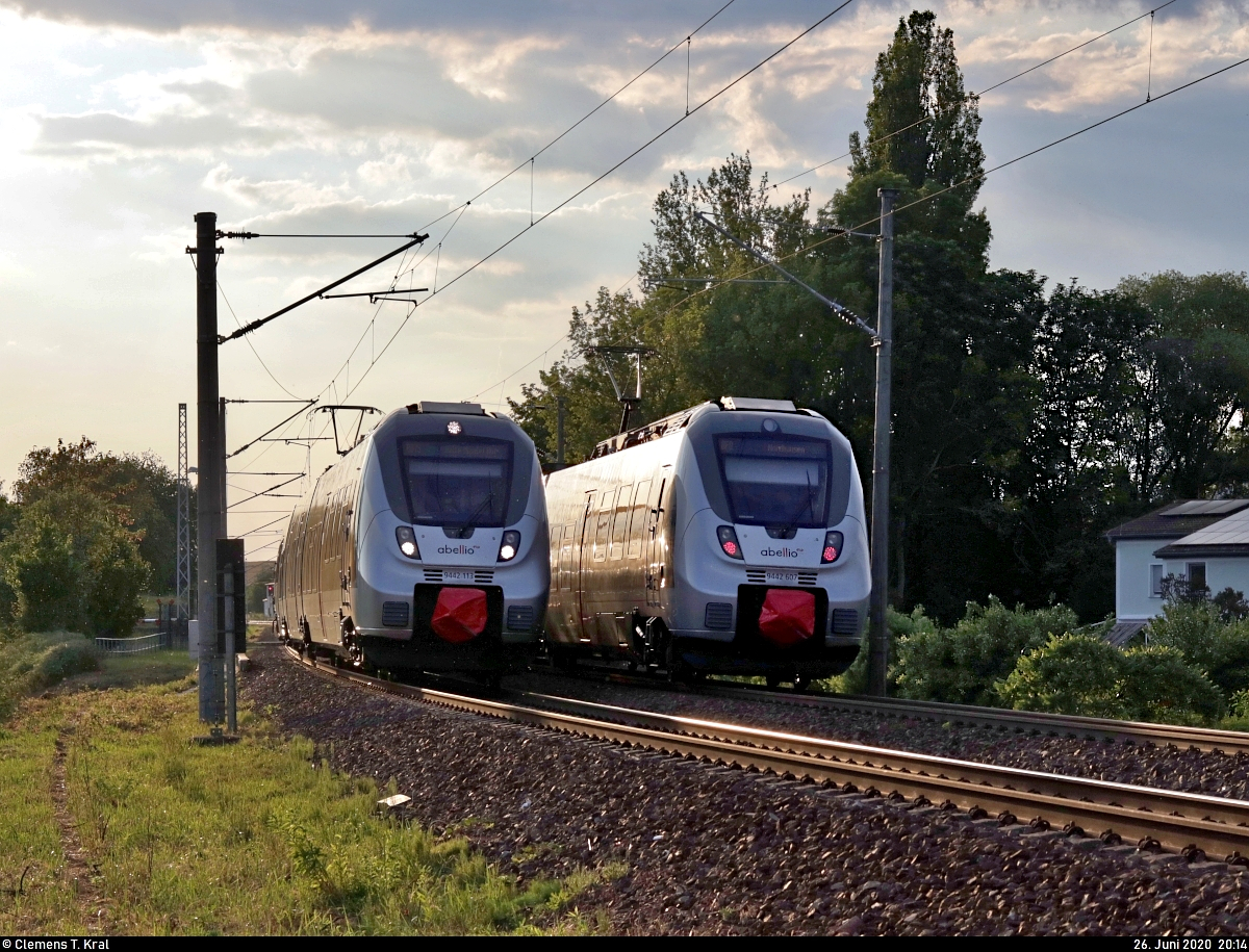 Abellio-Treffen im Abendlicht:
9442 113 (Bombardier Talent 2) der Abellio Rail Mitteldeutschland GmbH als RB 74791 (RB75) von Lutherstadt Eisleben nach Halle(Saale)Hbf und 9442 607 als RE 74734 (RE8) von Halle(Saale)Hbf nach Nordhausen, weiter als RB 74818 (RB51) nach Leinefelde, begegnen sich in Zscherben auf der Bahnstrecke Halle–Hann. Münden (KBS 590).
Aufgenommen im Gegenlicht.
[3.6.2020 | 20:14 Uhr]