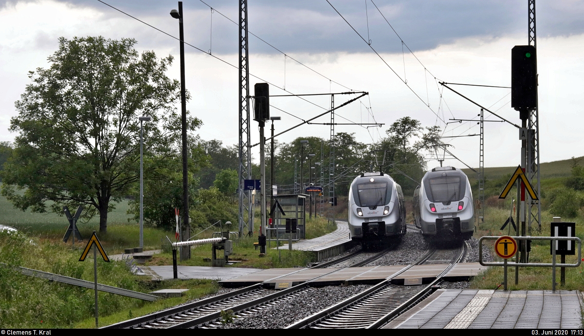 Abellio-Treffen im Starkregen:
9442 617 (Bombardier Talent 2) der Abellio Rail Mitteldeutschland GmbH als RB 74785 (RB75) von Sangerhausen nach Halle(Saale)Hbf und 9442 619 als RE 74714 (RE9) von Halle(Saale)Hbf nach Kassel-Wilhelmshöhe begegnen sich im Hp Zscherben auf der Bahnstrecke Halle–Hann. Münden (KBS 590).
[3.6.2020 | 17:13 Uhr]