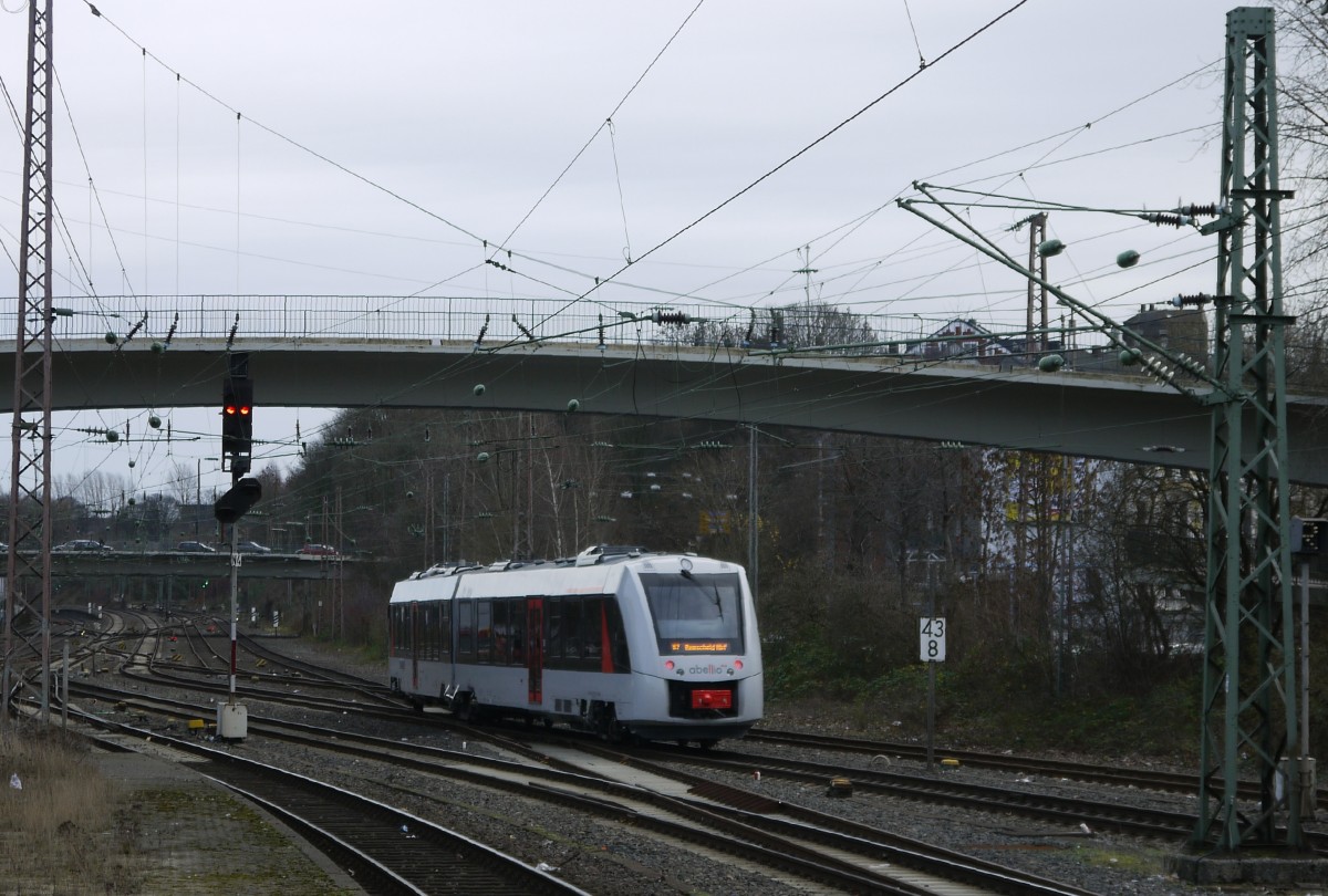 Abellio-VT 12.005 (1 648 005) als S7 Wuppertal - Remscheid fährt aus Wuppertal-Oberbarmen aus (27.12.13).