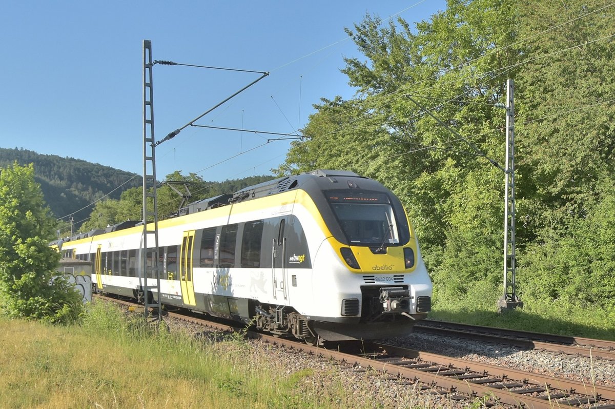 Abend RE 10a nach Heilbronn, hier in Neckargerach am 1.6.2020