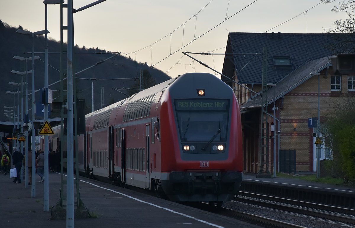 Abendbild aus Bad Breisig, vor wenigen Augenblicken ist der RE5 nach Koblenz eingefahren. Nun schaut der Tf nach den Passagieren und dem Treiben auf den Bahnsteig, bevor er seine eh schon etwas verspätete Fahrt fortsetzen kann.
25. März 2017