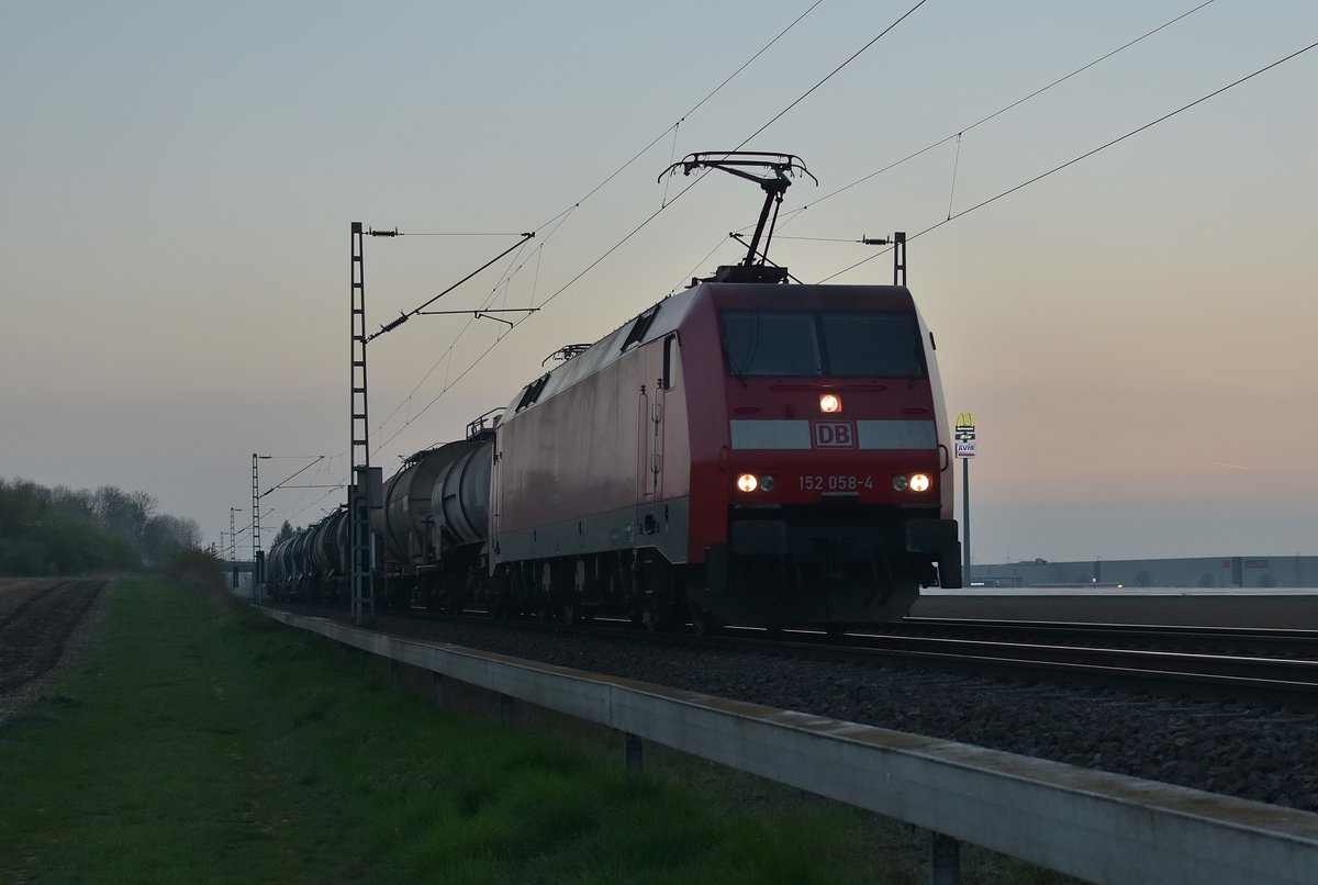 Abendbild aus Gubberath. Es zeigt die 152 058-4 die gen Köln fährt am 3.4.2017