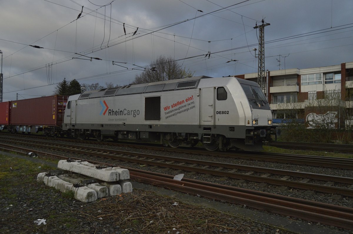 Abendbild aus Rheydt Hbf, am Bahnsteig Gleis3 werden Umbauarbeiten durchgeführt für den RRX und so musste die RHC DE 802/1285 113-7 über Gleis 4 und einen Gleiswechsel gen Odenkirchen geleitet mit ihrem Containerzug. 25.3.2019