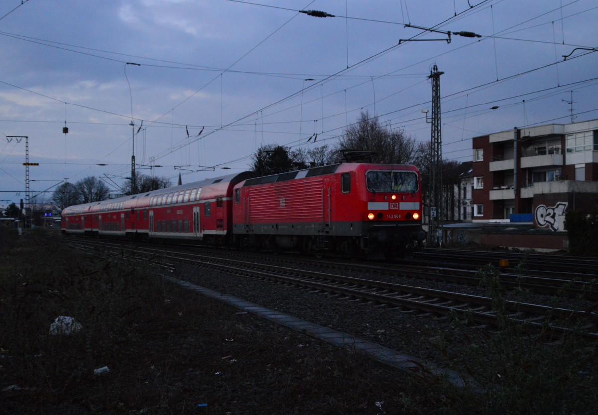 Abendbild aus Rheydt Hbf.
Hier verlässt gerade die 143 568 mit einem Dostockzug als RB 27 den Bahnhof 
in Richtung Koblenz. 25.2.2016