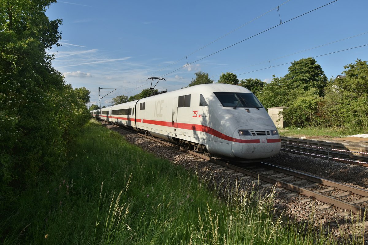 Abendbild des 401 066-4 in Wolfskehl gen Riedstadt-Goddelau fahrend.Sonntag den 26.5.2019