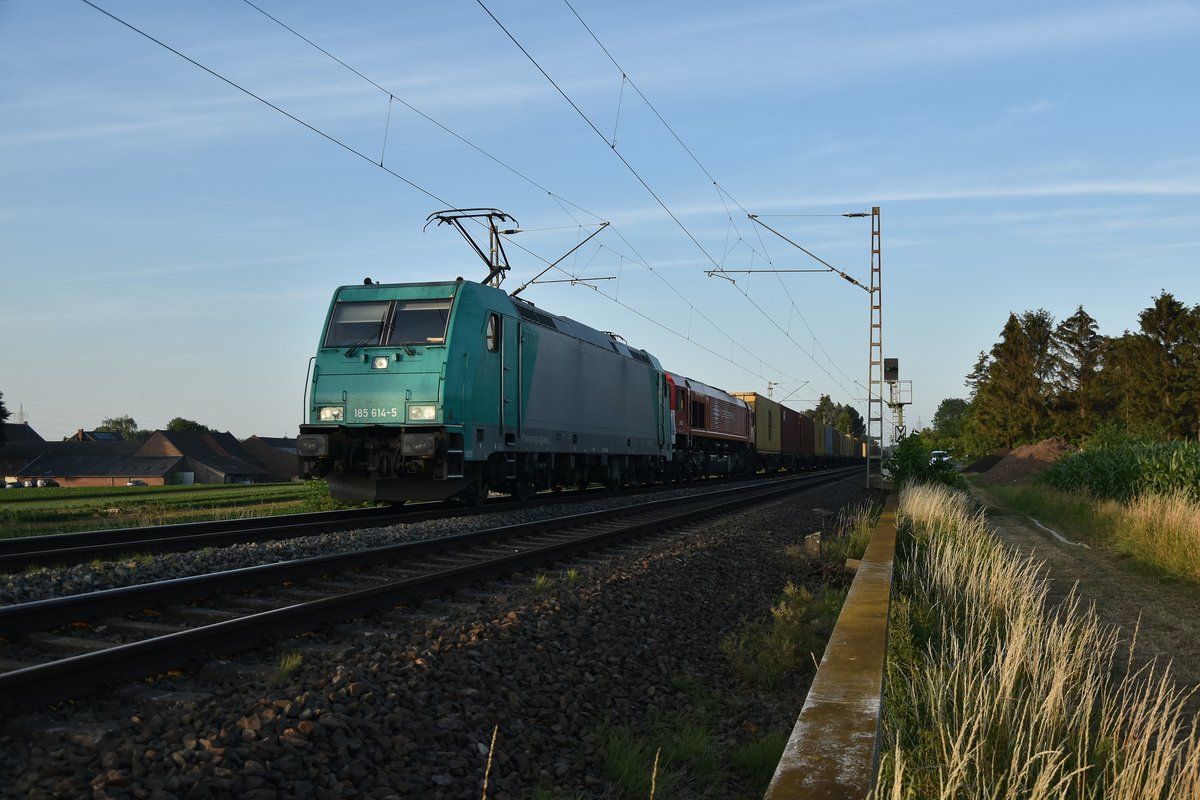 Abendbild mit Doppel, 185 614 der Crossrail kommt hier mit der 266 018 durch Gubberath gen Rheydt am 26.6.2018