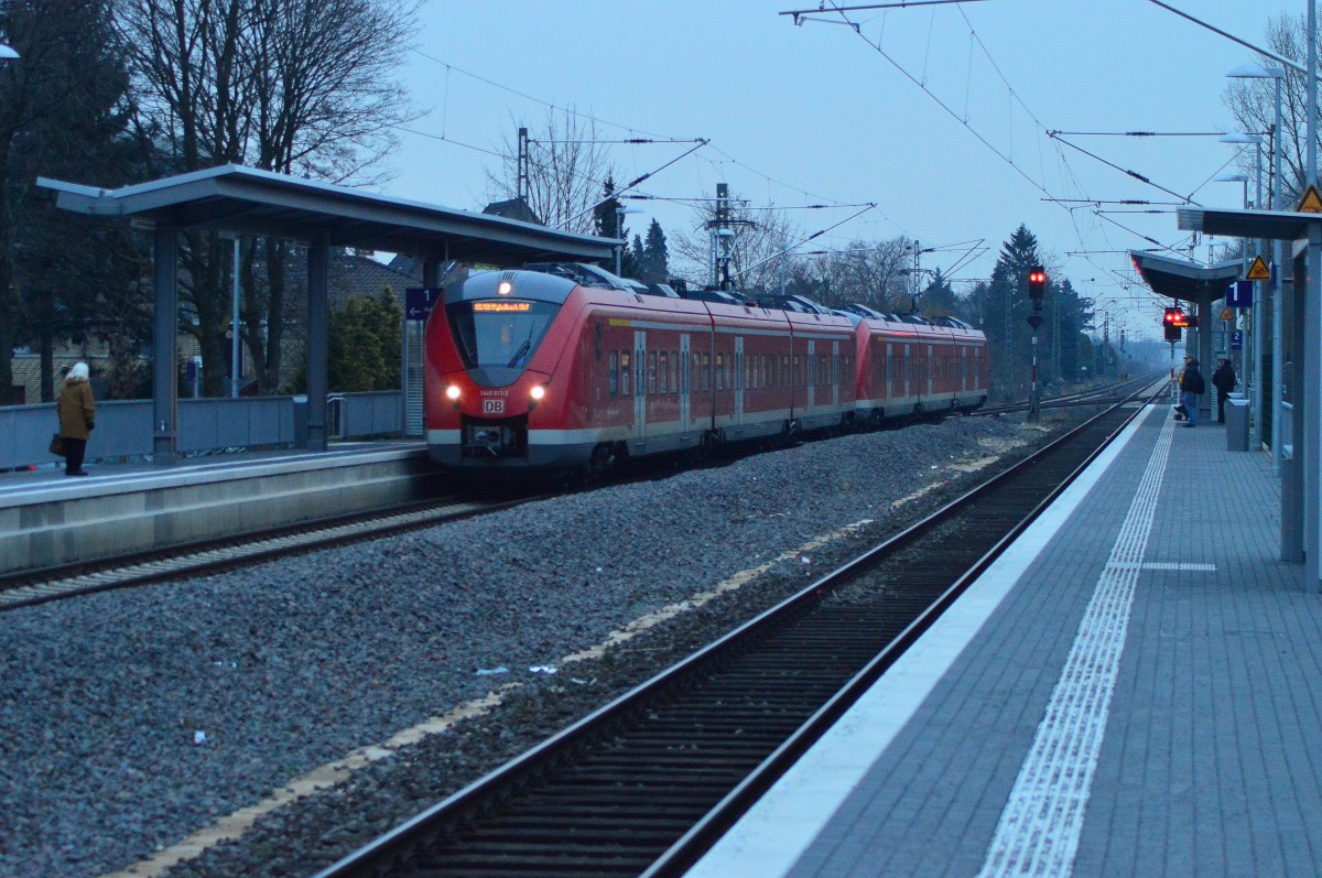 Abendbild einer S8/S5 nach Mönchengladbach. Hier ist der Zug bei der Einfahrt in Kleinenbroich zusehen, der vom 1440 813-2 geführt wird.22.1.2015