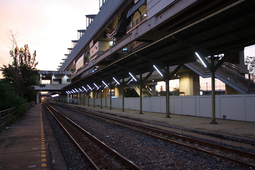 Abenddämmerung in der Lat Krabang Station Junction am 29.April 2022.