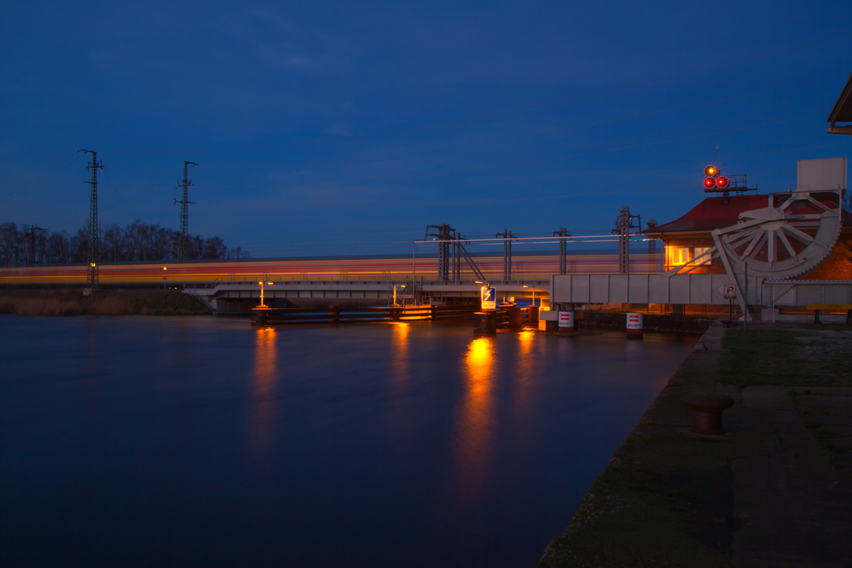 Abendliche Aufnahme der Anklamer Peeneklappbrücke mit durchrauschendem RE 3 nach Stralsund. - 17.01.2015 