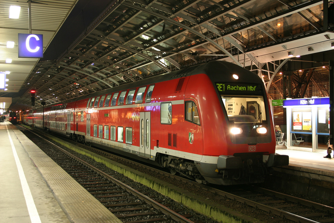 Abendliche Aufnahme des  NRW-Express  RE 1 im Kölner Hauptbahnhof.
Aufnahmedatum: 12. März 2005