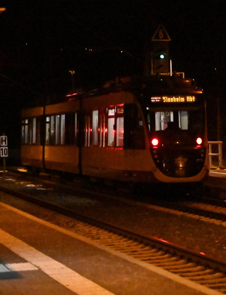 Abendliche Ausfahrt eines S42 Zuges mach Sinsheim aus Bad Wimpfen. 4. Dezember 2020