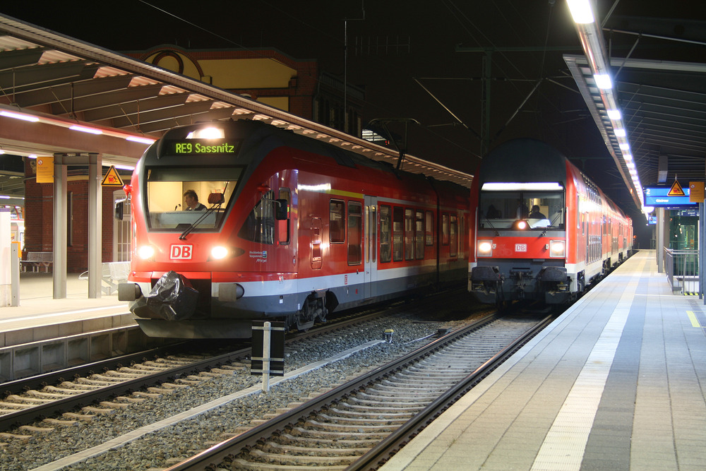 Abendliche Impression aus dem Rostocker Hbf mit einem ET der Baureihe 429 sowie einem Dosto-Wagenpark.
Aufnahmedatum: 21.03.2011