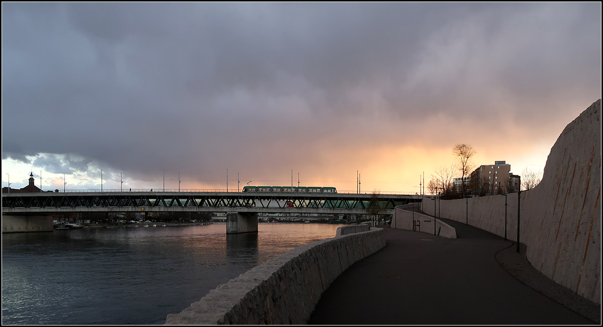 Abendliche Schauerwetterlage -

Die doppelstöckige Dreirosenbrücke in Basel mit einem Flexity II-Tram der Linie 1.

07.03.2019 (M)