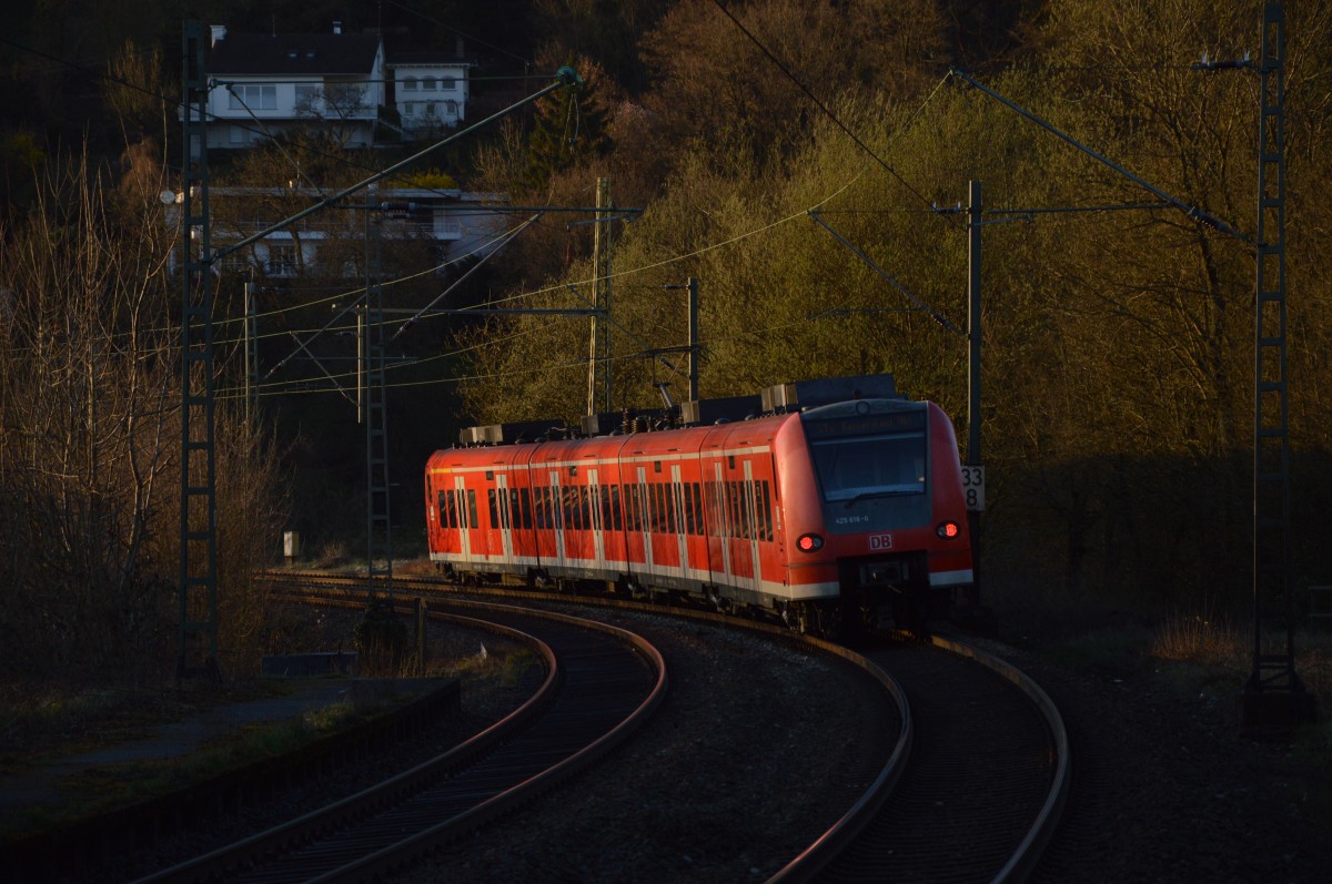 Abendliche Stimmung herrscht als der 425 616-0 durch Neckargerach fährt. 31.3.2015