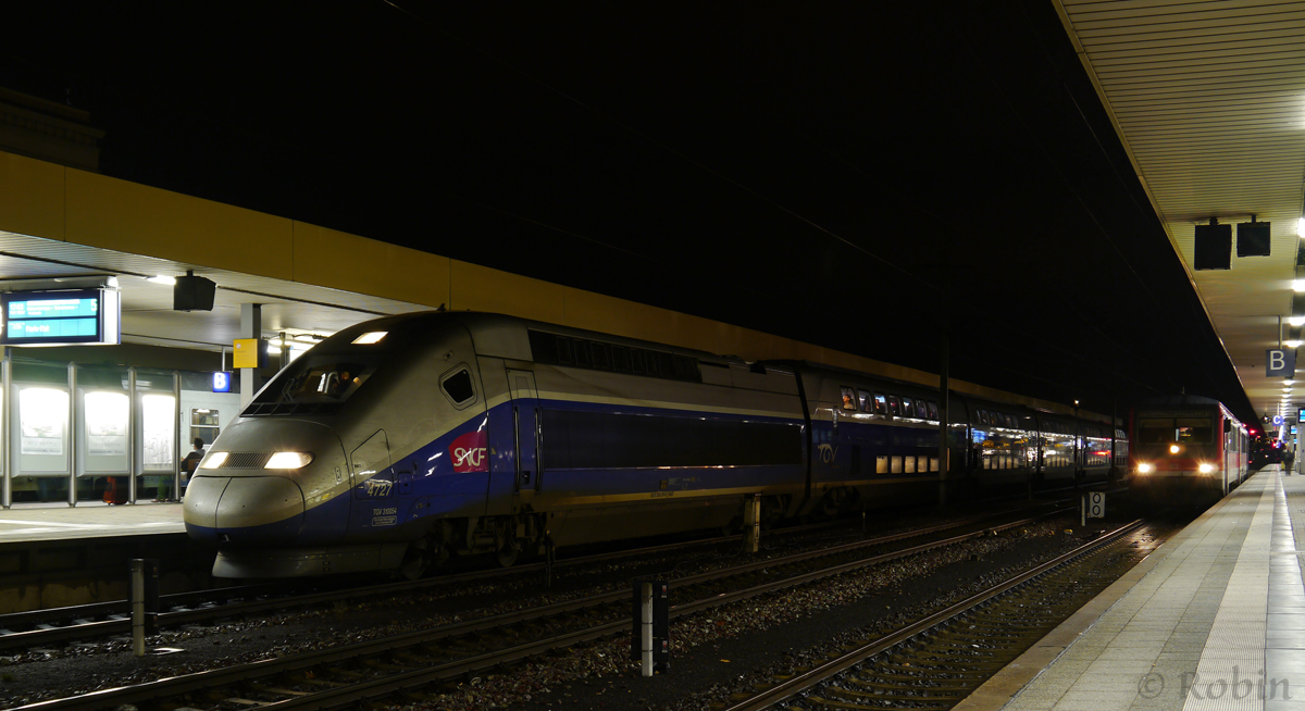 Abendlicher Betrieb im Hauptbahnof Mannheim

Links steht der TGV Duplex 4727 für die Fahrt nach Paris bereit, während rechts 628 493 in Kürze nach Bingen fahren wird. (16.11.2014)