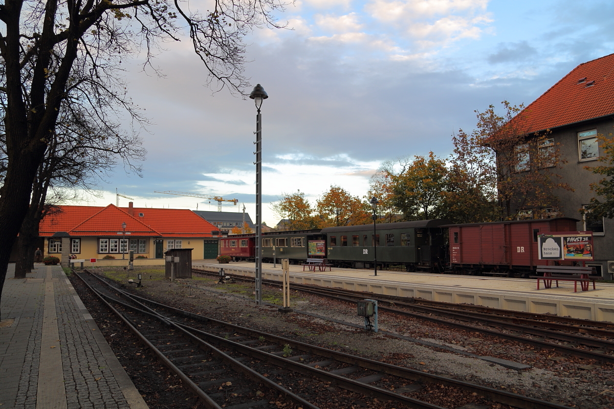 Abendlicher Blick am 16.10.2014 in den HSB-Bahnhof Wernigerode. Auf Gleis 34 hat man schon einen Sonderzug bereitgestellt, welcher am nächsten Morgen im Rahmen einer dreitägigen Sonderzugveranstaltung der IG HSB zum Brocken und dann weiter nach Gernrode fahren wird.
